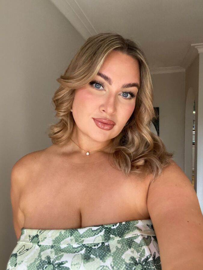 Mikaelareidy Huge Tits Blonde Beauty BBW Mixed Hot Photos