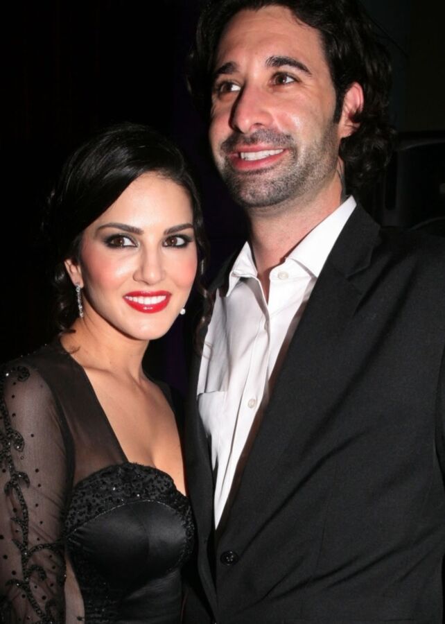 Belleza del vestido negro de Sunny Leone