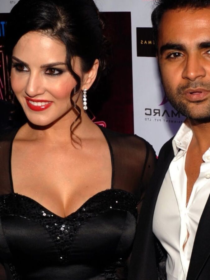 Sunny Leone Schönheit im schwarzen Kleid