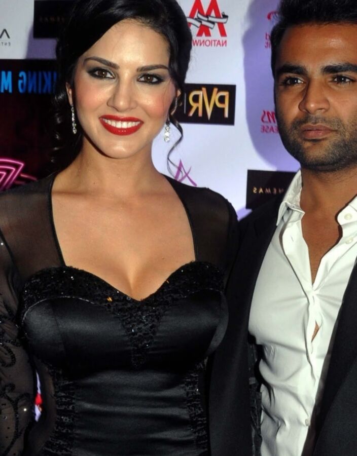 Belleza del vestido negro de Sunny Leone