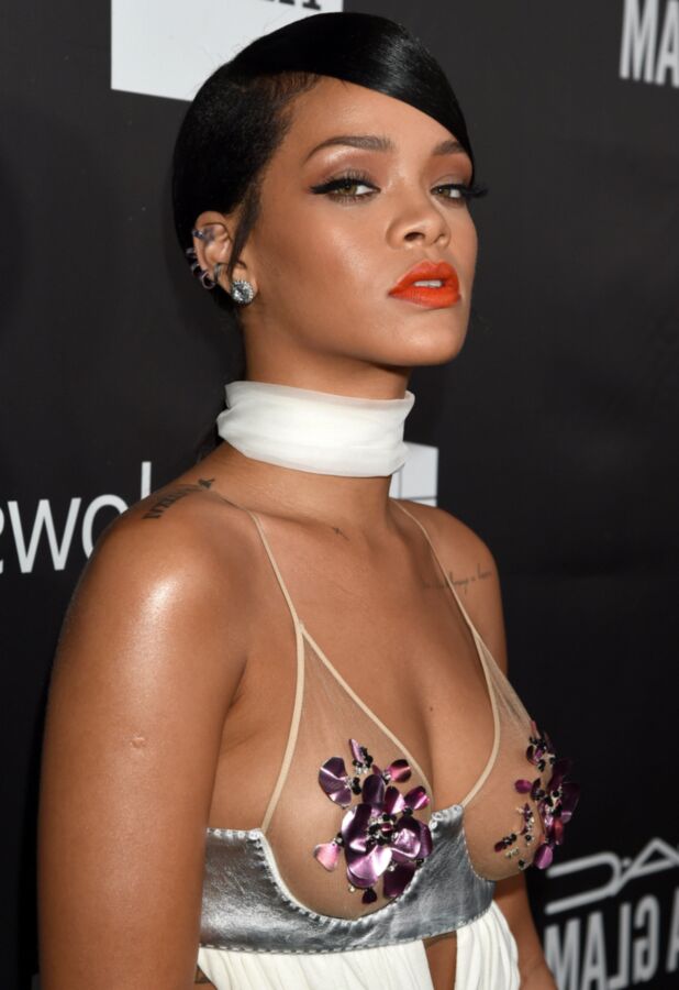 Rihanna – amfAR