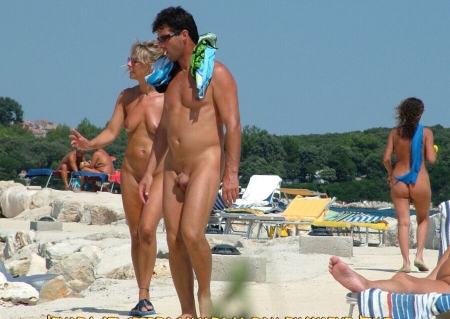 Las esposas de la iglesia en la playa de ropa opcional.