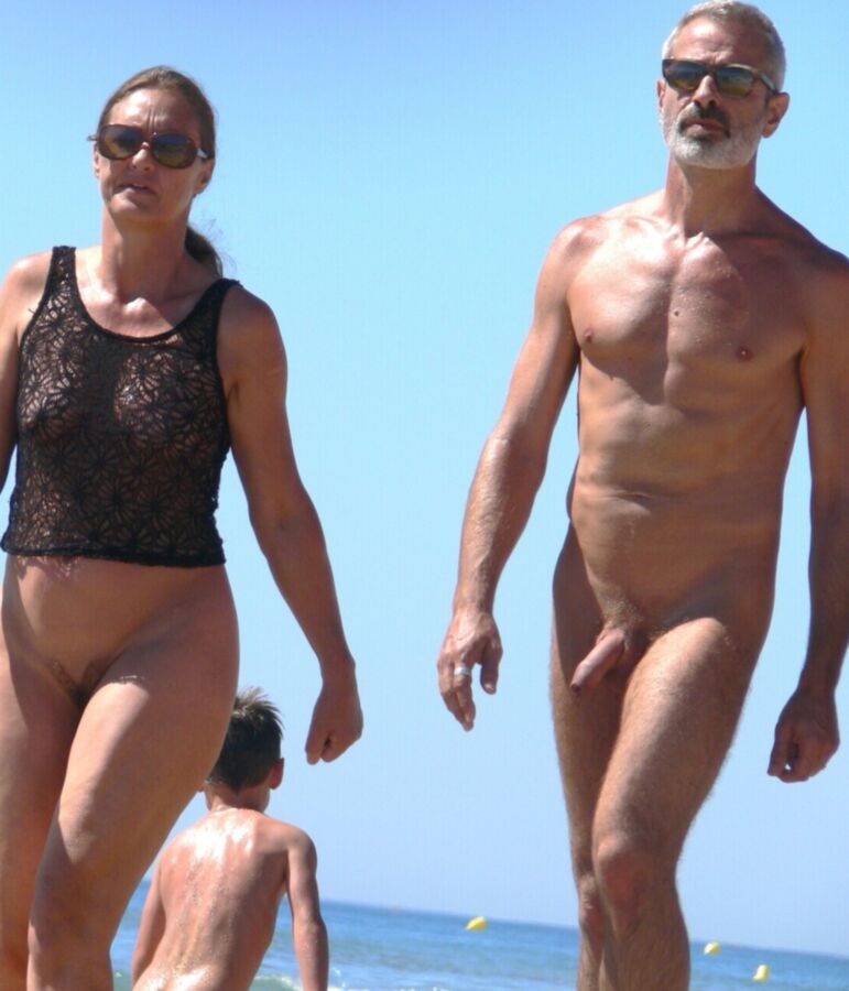 Las esposas de la iglesia en la playa de ropa opcional.