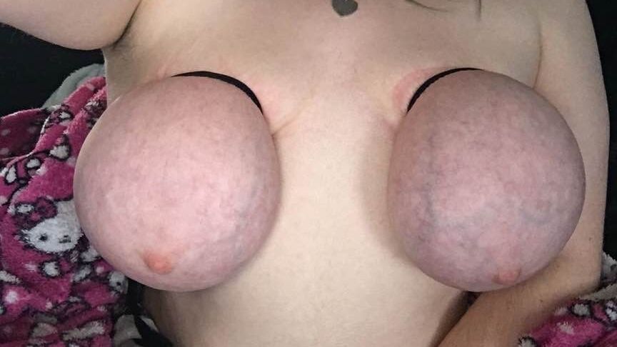 Tetas atadas y axilas peludas