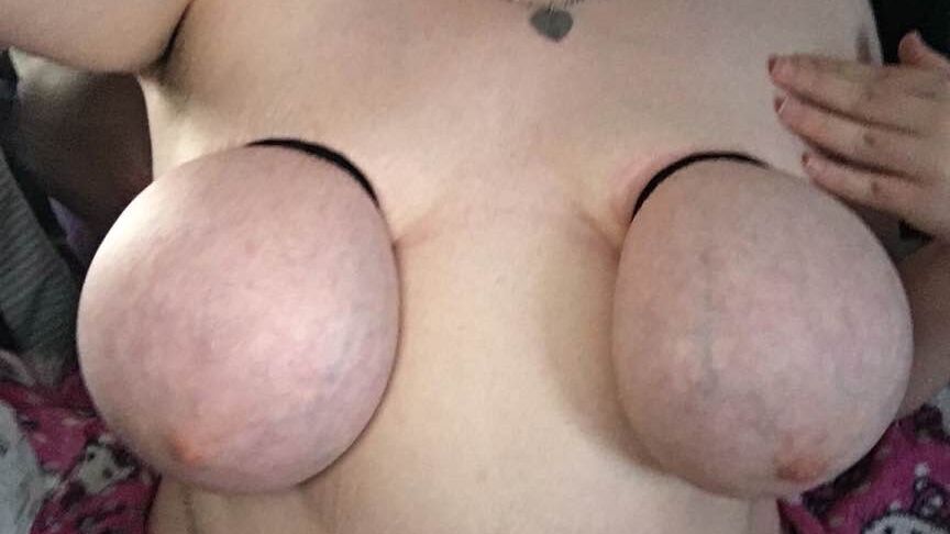 Tetas atadas y axilas peludas