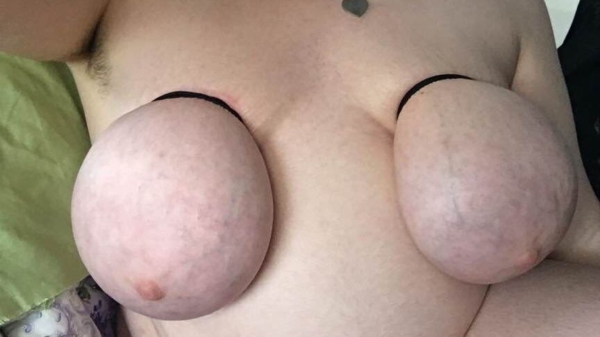 Tetas atadas y axilas peludas