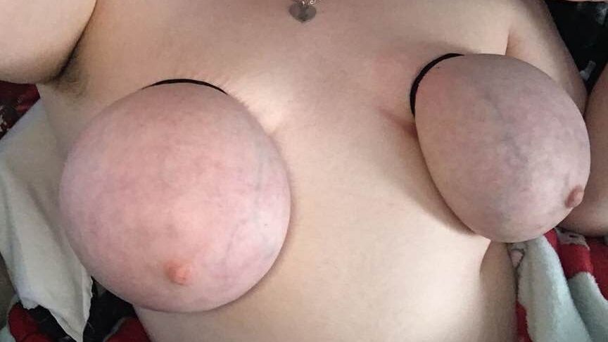 Tetas atadas y axilas peludas