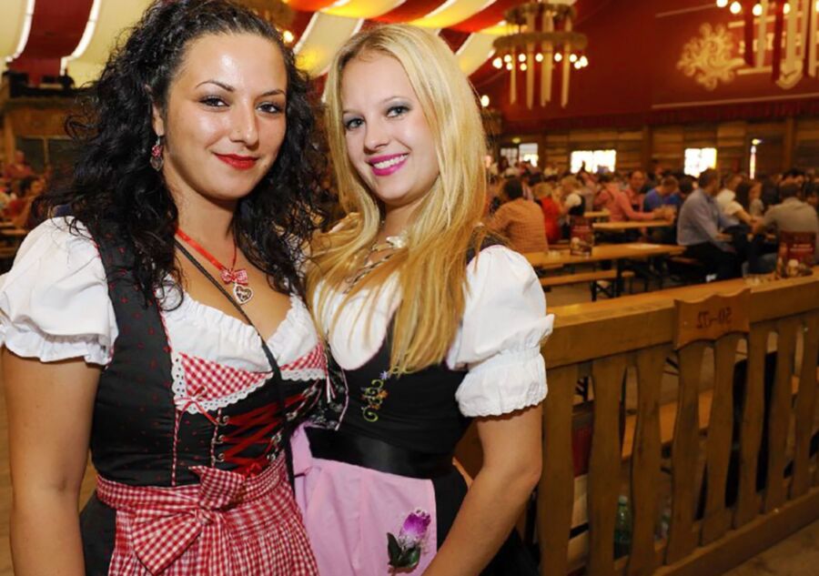 Fesche Madln im Dirndl zum Dreihundertsiebenundfünf zigste`n