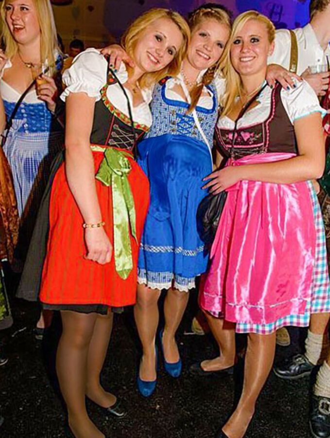 Fesche Madln im Dirndl zum Dreihundertsiebenundfünf zigste`n