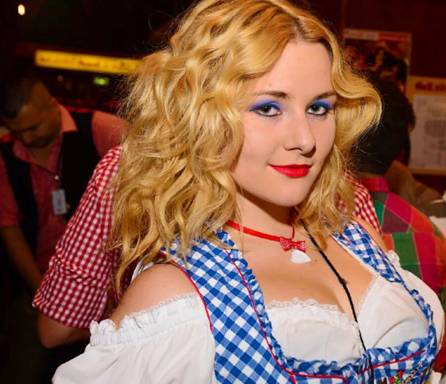 Fesche Madln im Dirndl zum Dreihundertsiebenundfünf zigste`n