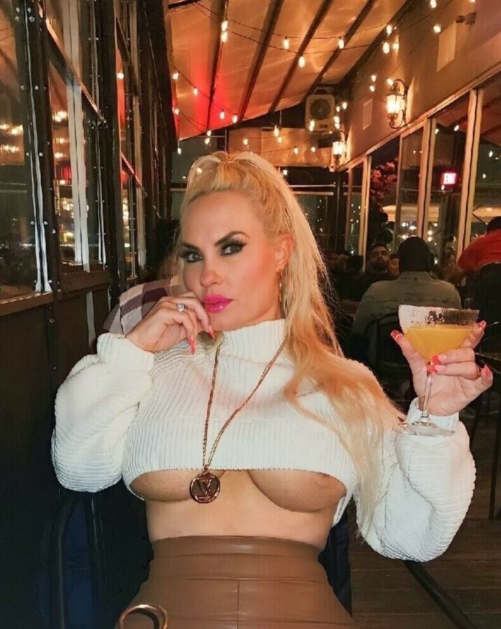 Bimbo Nicole Coco Austin