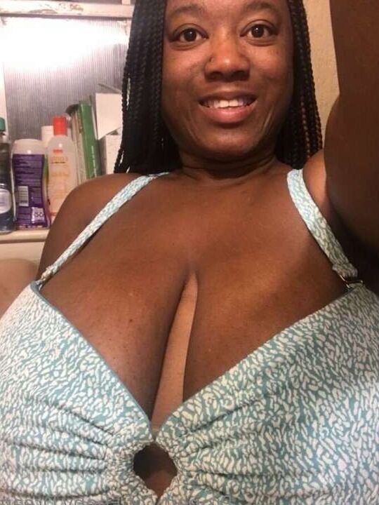 Preciosa ébano de grandes tetas/zorra negra