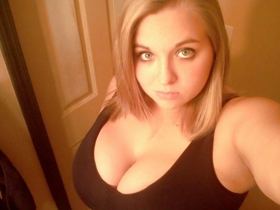 BLONDE AUX GROS SEINS