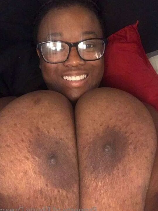 Preciosa ébano de grandes tetas/zorra negra