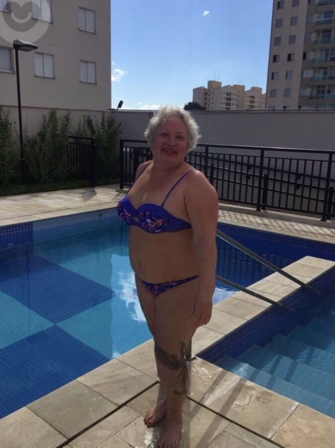 Abuela en bikini (amiga de mi mamá)