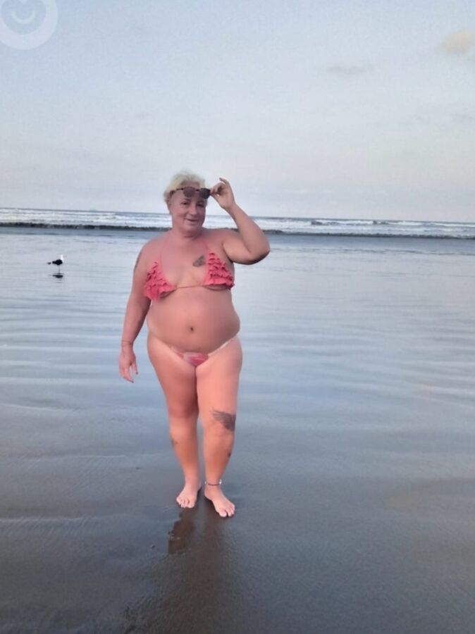 Abuela en bikini (amiga de mi mamá)