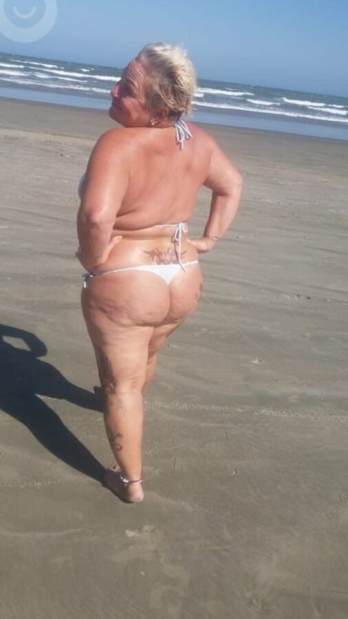 Abuela en bikini (amiga de mi mamá)