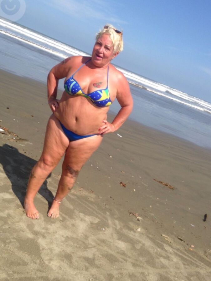 Abuela en bikini (amiga de mi mamá)