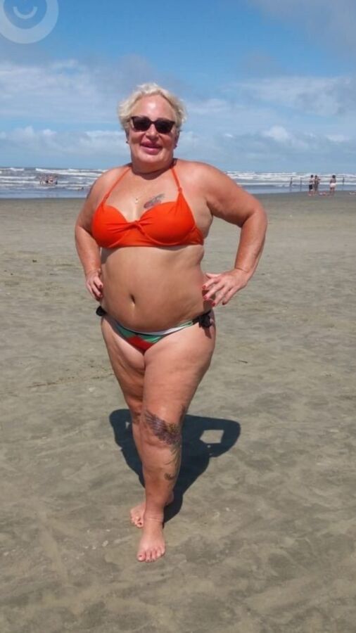 Abuela en bikini (amiga de mi mamá)