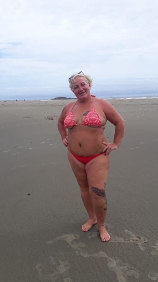 Abuela en bikini (amiga de mi mamá)