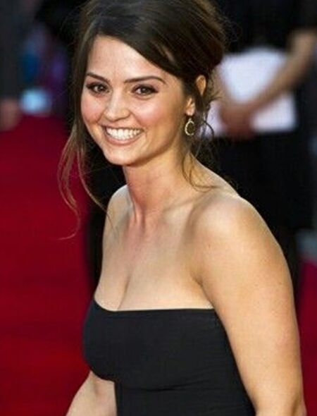 Jenna Coleman necesita abuso despiadado