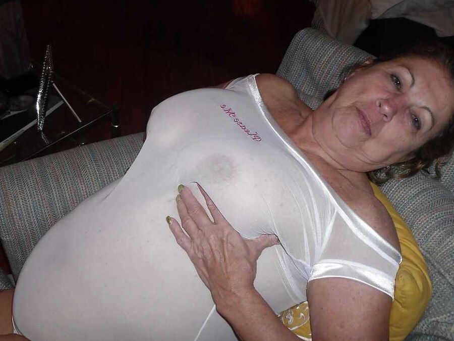 abuela mostrando sus grandes tetas