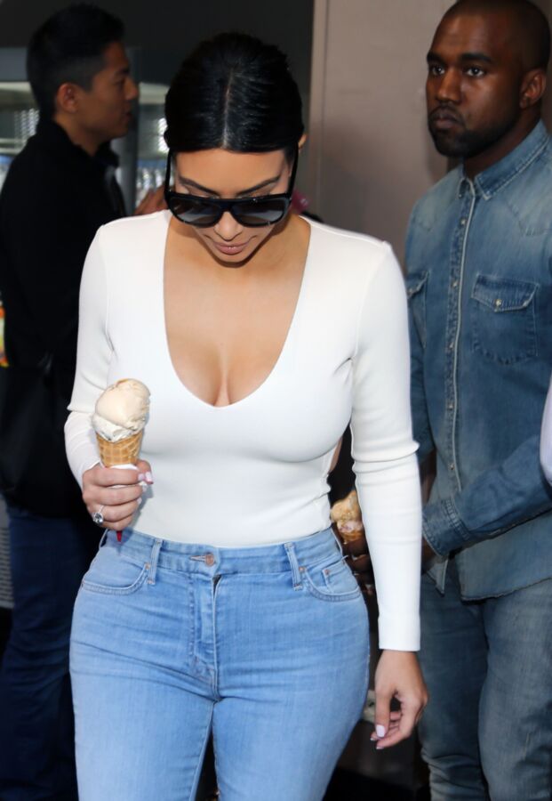 Kim Kardashian – beim Einkaufen in Paris (...)