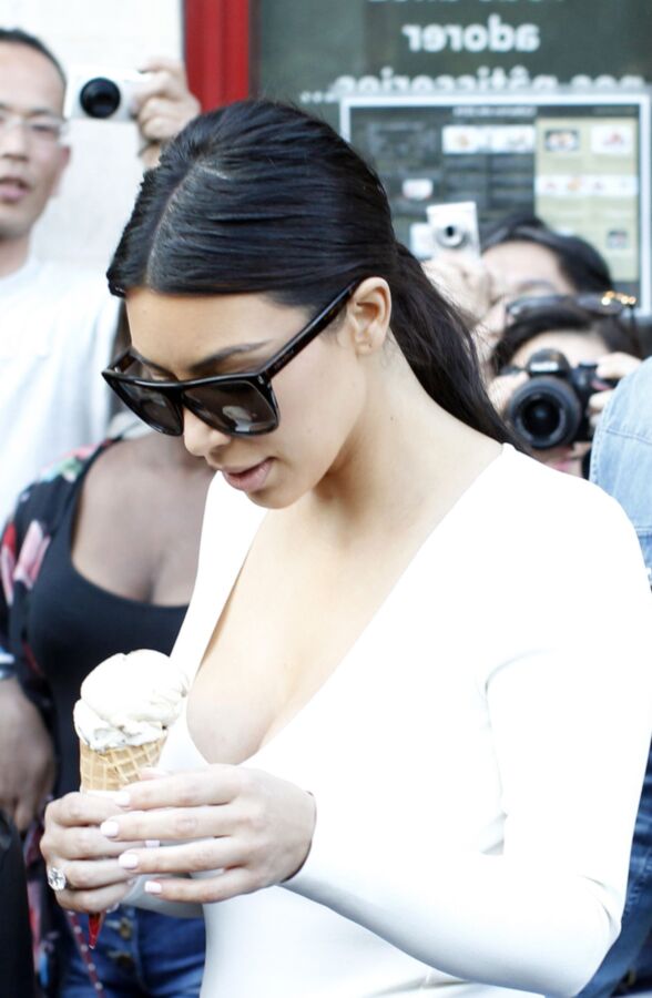 Kim Kardashian - out shopping in Paris (...)