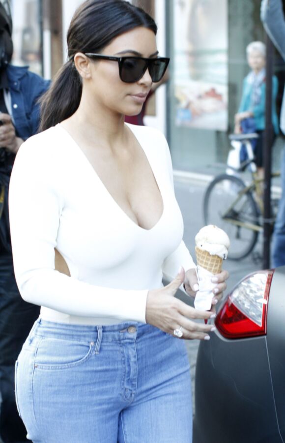 Kim Kardashian – beim Einkaufen in Paris (...)