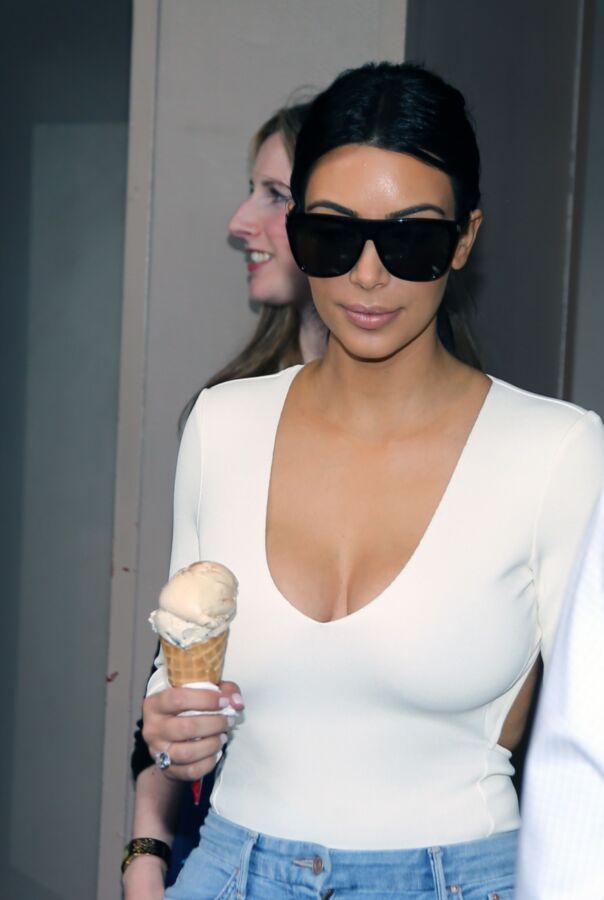 Kim Kardashian – beim Einkaufen in Paris (...)