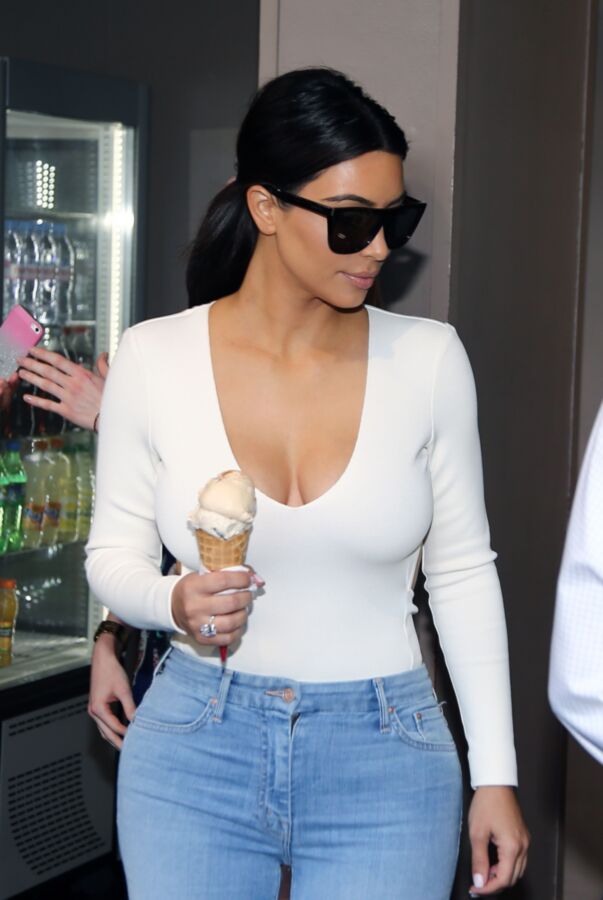 Kim Kardashian – beim Einkaufen in Paris (...)