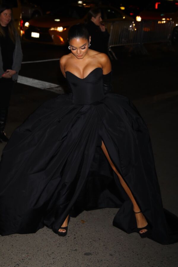 Vanessa Hudgens riesiges Dekolleté bei den CFDA Fashion Awards in New