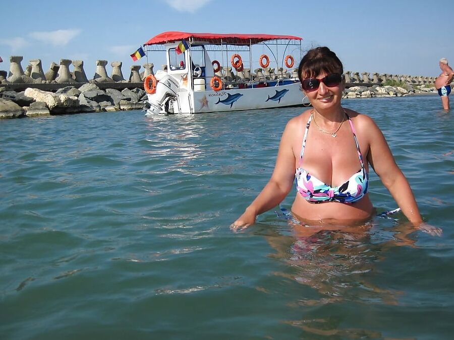 Sexy busty mature in bikinis