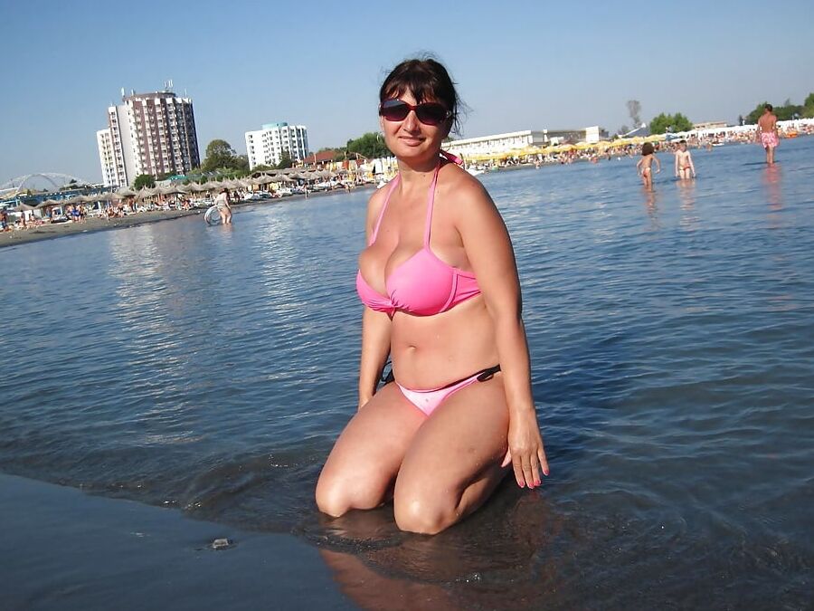 Mature sexy aux gros seins en bikini