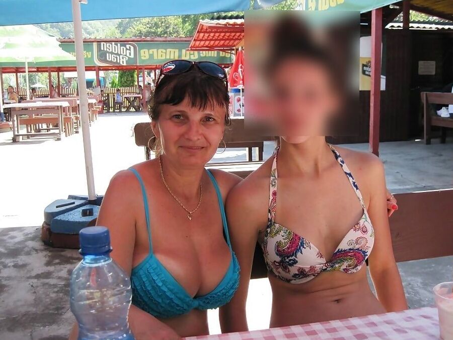 Mature sexy aux gros seins en bikini