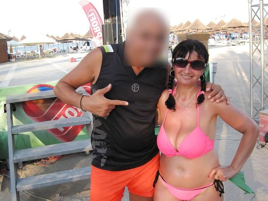 Mature sexy aux gros seins en bikini