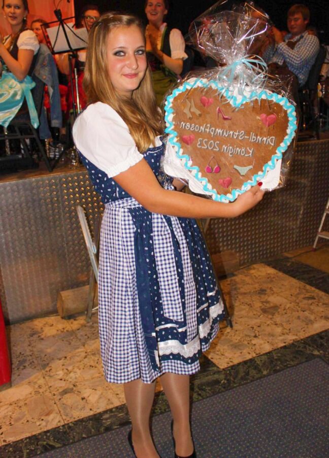 Fesche Madln im Dirndl zum Dreihundertachtundsechszigste`n