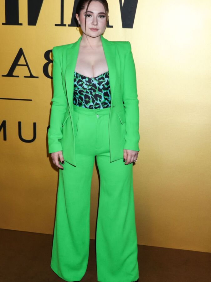 Emma Kenneys riesiges Dekolleté auf der Vanity Fair X Bacardi-Party in Holly