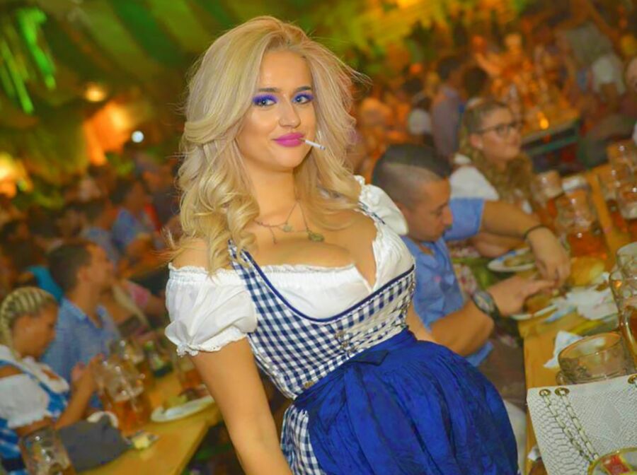 Fesche Madln im Dirndl zum Dreihundertachtundsechszigste`n