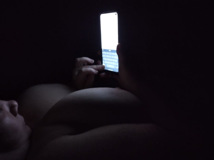 Inconsciente peituda BBW esposa mensagens de texto na cama