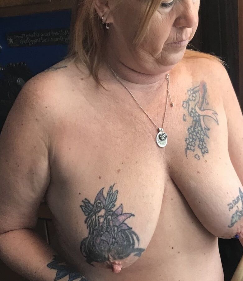 Wicked Wendi - Seins percés et tatoués !