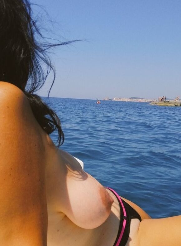 Mamá gordita italiana en topless en la playa