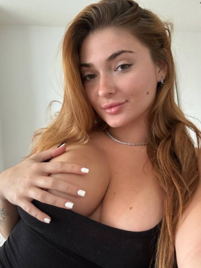 Hailey Hayes Gros seins beauté brune Tiktok fille mixte chaude