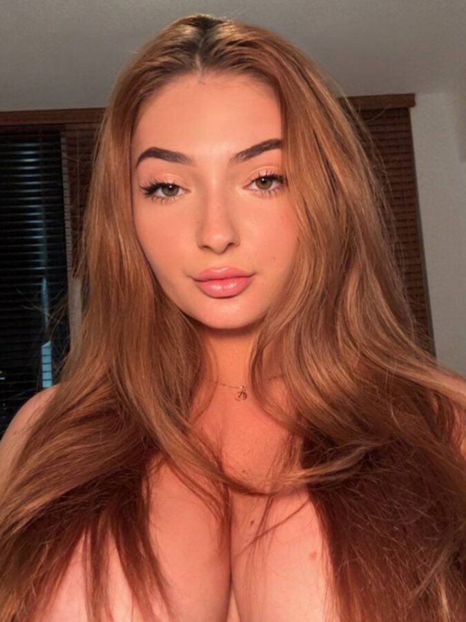 Hailey Hayes Gros seins beauté brune Tiktok fille mixte chaude