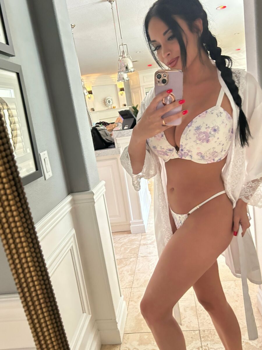 Anissa Kate VON 2