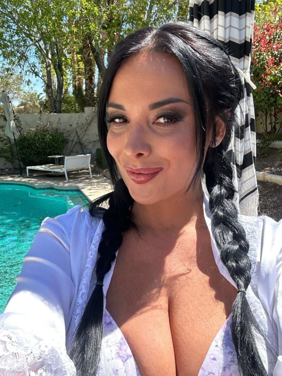 Anissa Kate VON 2