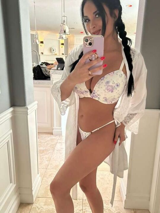 Anissa Kate VON 2