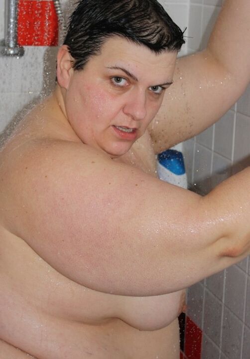 Tolle fette SSBBW-Schlampe beim Pissen und Duschen