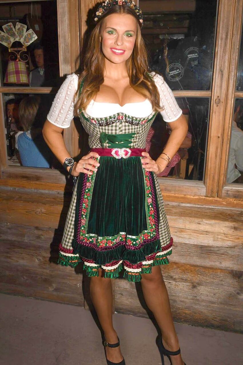 Fesche Madln im Dirndl zum Dreihundertachtundsiebzigsten