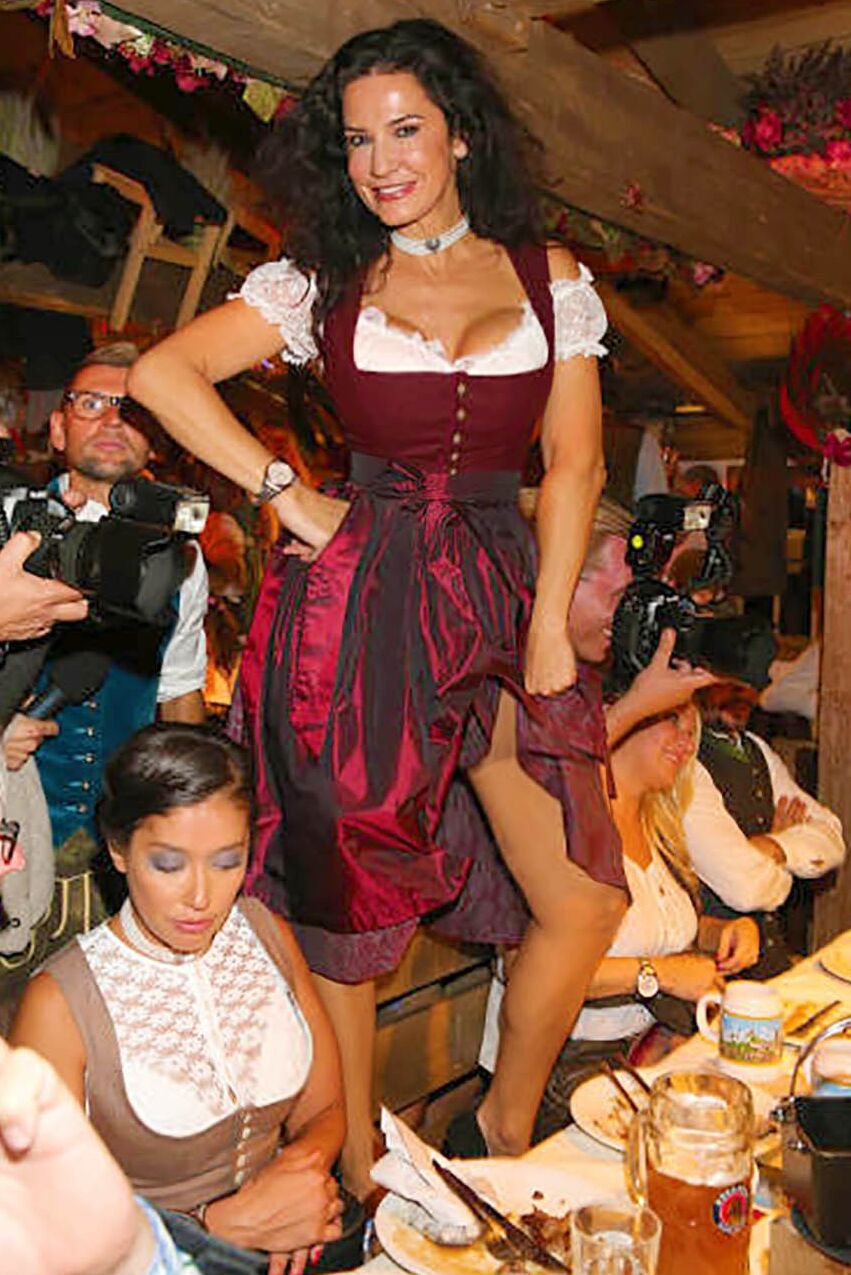 Fesche Madln im Dirndl zum Dreihundertachtundsiebzigsten